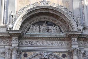 detalle arquitectónico encontrado en la gran escuela de san marco, ubicada en el centro histórico de venecia foto