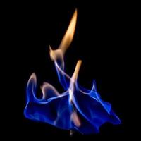 fuego azul caliente sobre fondo negro foto