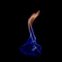 fuego azul caliente sobre fondo negro foto
