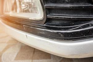 daños en la pintura rayada del parachoques del coche foto