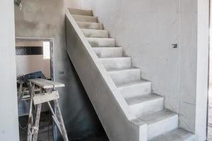 escalera de hormigón de cemento en la casa en construcción en el sitio de construcción foto