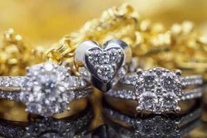 anillos de diamantes de joyería de oro de lujo con reflejo en el fondo negro foto