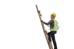 hombre de negocios asiático, ingeniero de construcción, sostenga papel plano, suba a una escalera aislada en fondo blanco con trazado de recorte foto