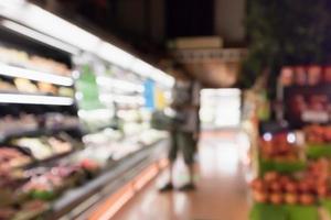 desenfoque abstracto de frutas y verduras frescas orgánicas en los estantes de los supermercados en la tienda de supermercado fondo de luz bokeh desenfocado foto