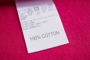 cuidado de la ropa blanca instrucciones de lavado etiqueta de ropa en camisa de algodón roja foto