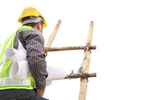 hombre de negocios asiático, ingeniero de construcción, sostenga papel plano, suba a una escalera aislada en fondo blanco con trazado de recorte foto