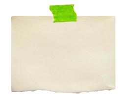 Nota de papel en blanco con cinta adhesiva aislado sobre fondo blanco. foto