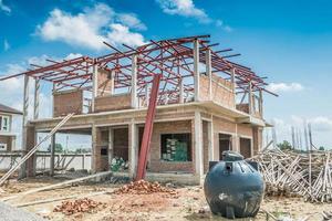 estructura de construcción de casas en el sitio de construcción con nubes y cielo azul foto