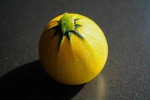 zucchini cucurbita pepo en la antigua tierra al lado de hamburgo foto