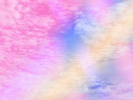 belleza dulce naranja pastel rosa colorido con nubes esponjosas en el cielo. imagen de arco iris de varios colores. fantasía abstracta luz creciente foto