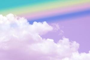 belleza dulce rosa púrpura colorido con nubes esponjosas en el cielo. imagen de arco iris de varios colores. fantasía abstracta luz creciente foto