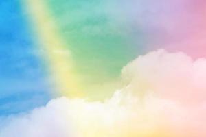 belleza dulce amarillo verde colorido con nubes esponjosas en el cielo. imagen de arco iris de varios colores. fantasía abstracta luz creciente foto