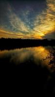 hermoso lago en la tarde foto