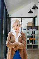 mujer asiática de negocios moderna en la oficina con espacio de copia foto