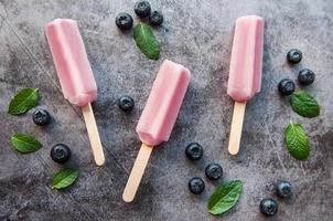 helado o paletas de arándanos caseros foto