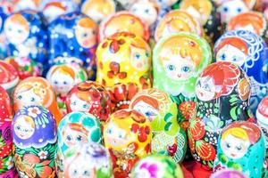 moscú, rusia, 2018 - coloridas y brillantes muñecas rusas matrioshka. recuerdo tradicional ruso foto