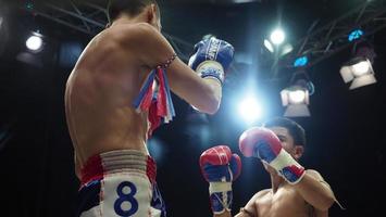 bangkok, tailandia, 11 de noviembre de 2018. kick boxing tailandés y extranjero no identificado foto