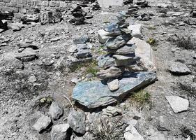 pila de piedras en la cima de la montaña dispuestas para la meditación. foto