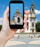 turista tomando fotos de la iglesia carmo en faro