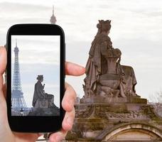 photo of statue Marseille and Eiffel Tower, Paris