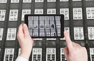 turista tomando fotos del edificio de oficinas exterior