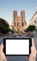 fotografías turísticas de la catedral de reims, francia foto