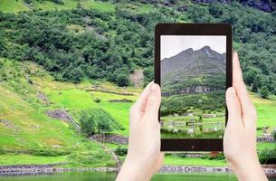 turista tomando fotos de un pueblo en noruega