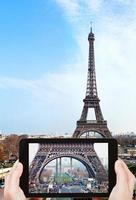 tomando fotos del campeón de marte y la torre eiffel