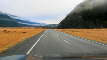 Knopf flach ein Ziel auf dem Weg zum Nationalpark Milfordsound Fjordland Neuseeland video