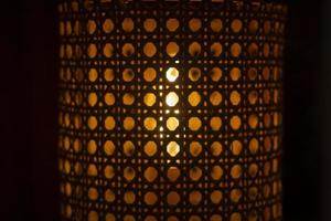 lámpara de madera pantalla para lámpara incandescente. luz en la oscuridad. foto