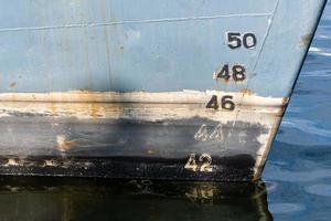 calado de barco antiguo en el casco, numeración de escala. distancia entre la línea de flotación y la quilla inferior. foto