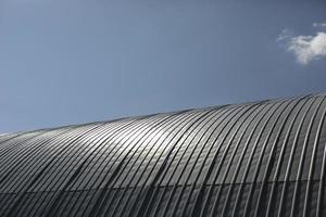 techo de acero construcción de cúpula. almacén de perfil metálico. foto