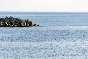 paisaje marino minimalista. Impresionante vista al mar con rompeolas. sueños de viaje, espacio de copia. agua de mar azul limpia. foto