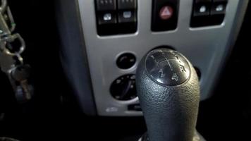 interior do carro como painel com tacômetro do velocímetro e luzes diferentes até a mudança de marcha como visão interna em um carro como cockpit do carro e vista pela janela do carro no modo de estacionamento video