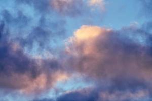 cúmulos esponjosos nubes moradas y rosas, paisaje de nubes foto