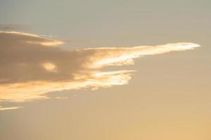 una nube de color dorado, al atardecer foto