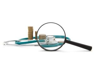 costos de atención médica - estetoscopio sobre fondo de dinero foto