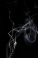 humo blanco sobre fondo negro para efecto de superposición de capas. un efecto realista de humo o niebla para el efecto de manipulación de fotos y videos y el tema de diseño misterioso