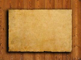 papel antiguo sobre textura de madera marrón con patrones naturales foto