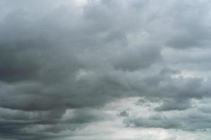 cielo nublado. cielo gris dramático y nubes oscuras antes de la lluvia en temporada de lluvias. cielo nublado y malhumorado. cielo tormentoso fondo sombrío y malhumorado. nubes cubiertas. mal tiempo. fondo triste y deprimido. foto