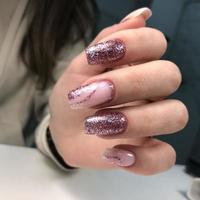 elegante manicura rosa femenina de moda con diseño. manos de una mujer con manicura rosa en las uñas foto