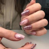 elegante manicura rosa femenina de moda con diseño. manos de una mujer con manicura rosa en las uñas foto