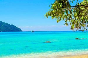 hermosas playas tropicales con aguas oceánicas mar. parque nacional de las islas surin. tailandia foto