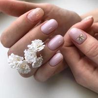 elegante manicura rosa femenina de moda. manicura rosa con diseño de mariposa foto