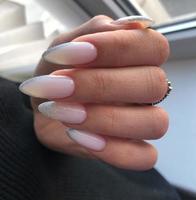 elegante manicura rosa femenina de moda. manos de una mujer con manicura rosa en las uñas foto