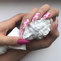 elegante manicura rosa femenina de moda. manos de una mujer con manicura rosa en las uñas foto