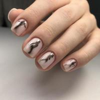 elegante manicura blanca femenina de moda con diseño.manos de una mujer con manicura blanca en las uñas foto