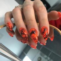 elegante manicura naranja femenina de moda con diseño.manos de una mujer con manicura naranja en las uñas foto