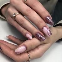 elegante manicura rosa femenina de moda con diseño. manos de una mujer con manicura rosa en las uñas foto