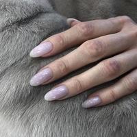 elegante manicura rosa femenina de moda. manos de una mujer con manicura rosa en las uñas foto